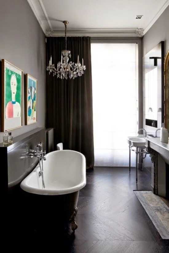 Pariser Chic im Bad Kontraste schaffen Weiß Elfenbeinfarben und Braun Badewanne