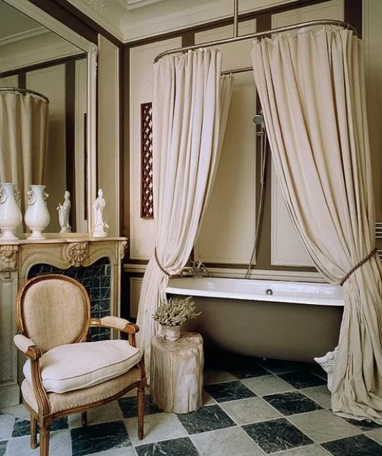 Pariser Chic im Bad klassisches Baddesign Vorhänge Badewanne Sessel Wandspiegel Skulpturen