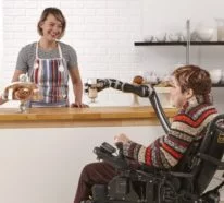 Roboterarm Jaco kann Rollstuhlfahrern bei alltäglichen Aufgaben helfen