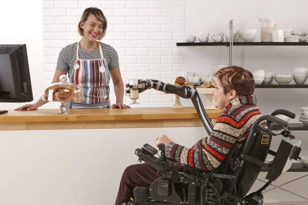 Roboterarm Jaco kann Rollstuhlfahrern bei alltäglichen Aufgaben helfen leichter mit menschen interagieren