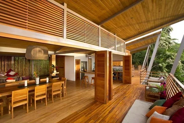 Traumhaus - hoher Raum aus Holz