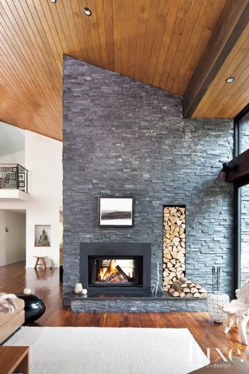 Asymmetrie im Interieur clevere Brennholzaufbewahrung im Wohnzimmer perfektes Raumdesign