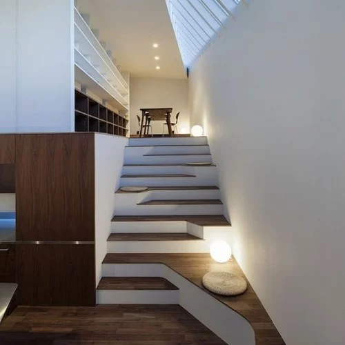 Asymmetrie im Interieur minimalistisch gestaltete Treppe super attraktiv gut beleuchtet