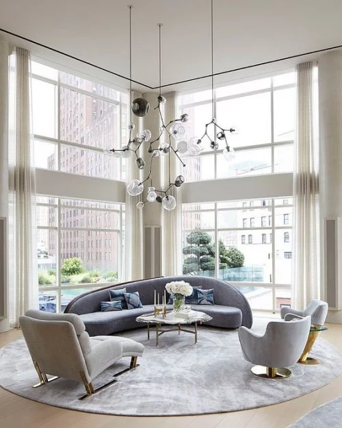 Asymmetrie im Interieur modernes Wohnzimmer in Grau