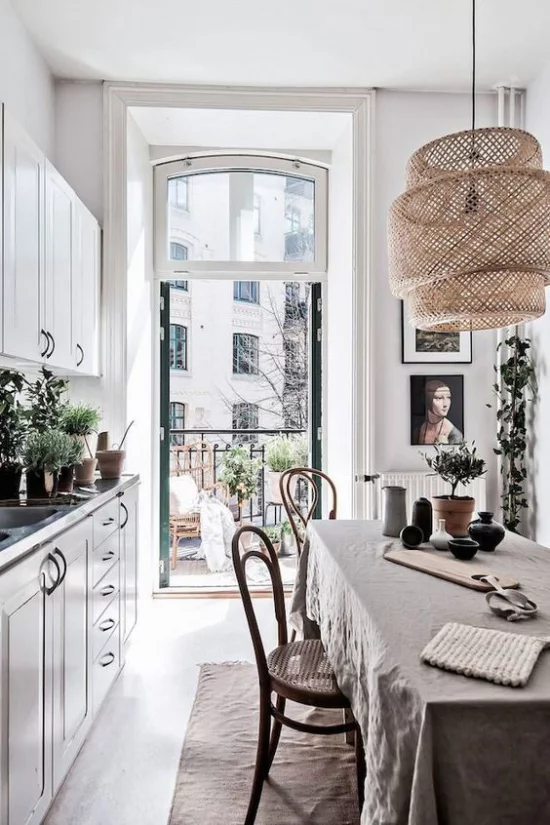 French Chic im Interieur Küche Essecke Übergang zum Balkon sehr schön gestalteter Raum Bilder