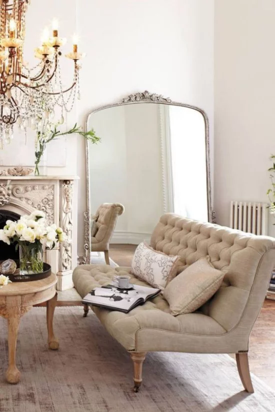 French Chic im Interieur beige Sofa Kronleuchter Spiegel den Raum visuell erweitern