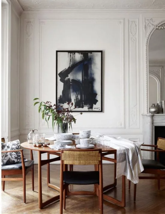 French Chic im Interieur  elegante Essecke im Wohnzimmer bereits gedeckt neben dem Kamin