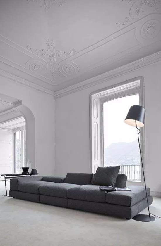 French Chic im Interieur minimalistisch gestaltetes Wohnzimmer Grau dominiert