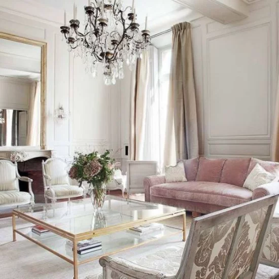 French Chic im Interieur modern trifft altertümlich sanfte Farben rosa Sofa