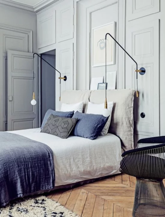 French Chic im Interieur schönes Schlafzimmer Grau dominiert elegante blaue Akzente