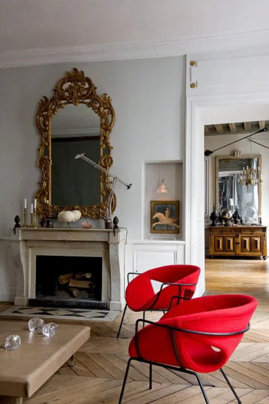 French Chic im Interieur zwei moderne Sessel in Blutrot Highlights im Zimmer eine Seltenheit 