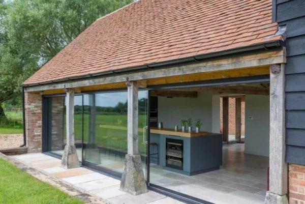 Scheune umbauen eine Outdoor-Küche gestalten einrichten Backsteinsäulen Überdach