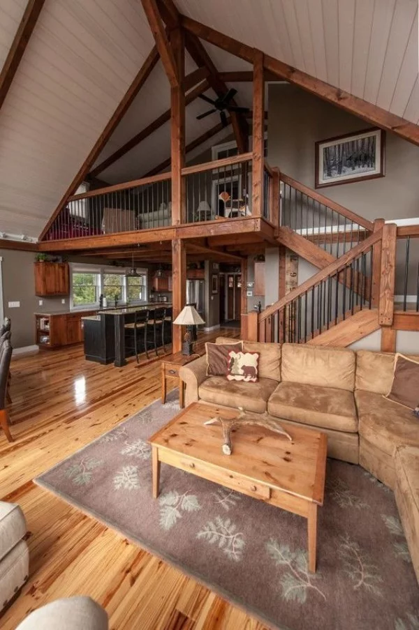 Scheune umbauen viel Wohnkomfort auf verschiedenen Höhenebenen Holz helles Interieur sehr einladend wirken