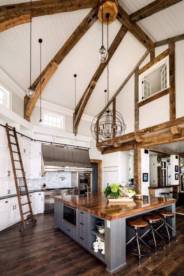 Scheune umbauen viel Wohnkomfort moderne Kücheninsel rustikales Interieur viel Holz Treppe Holzbalken