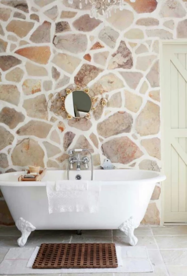Stein im Bad Badezimmer im Retro Style Steinwand Badewanne mit Löwenfüßen