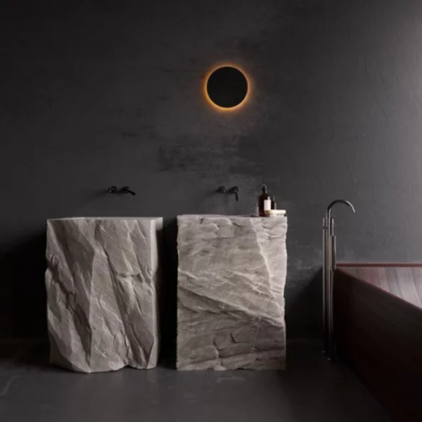 Stein im Bad zwei Waschtische aus Stein Wandleuchte schönes modernes Baddesign
