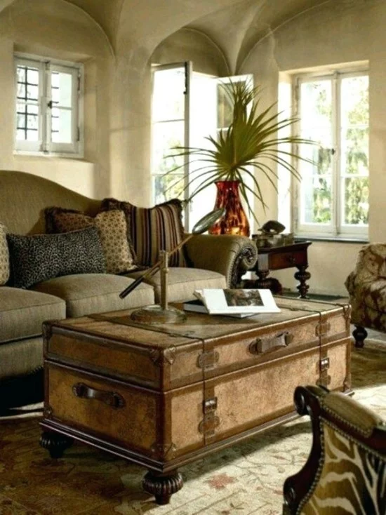 safari style wohnzimmer mit truhentisch