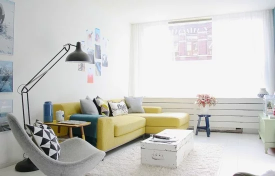 skandinavischer stil wohnzimmer mit weißem truhentisch