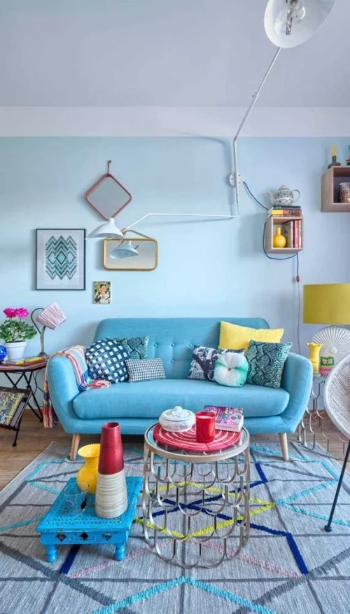 Inneneinrichtung blaue wandgestaltung sofa retro