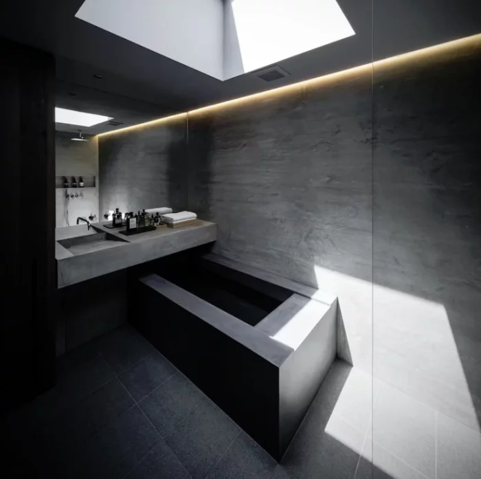 Minimalistisches Haus aus Stein und Beton in Japan Minimalismus pur im Inneren Badezimmer ultra-minimalistisch Badewanne aus Beton eingebaute LED Lichter