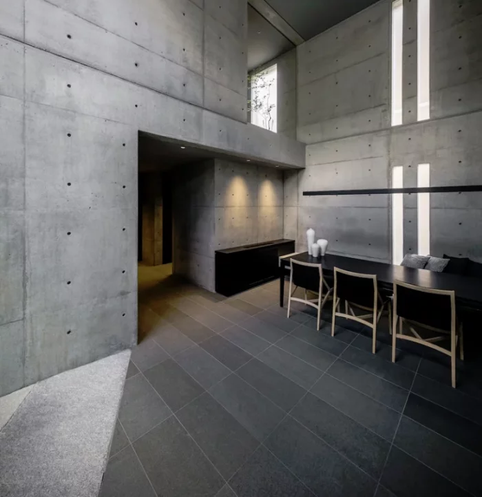 Minimalistisches Haus aus Stein und Beton in Japan Minimalismus pur im Inneren Esszimmer weiter Raum schichte Möbel Tageslicht