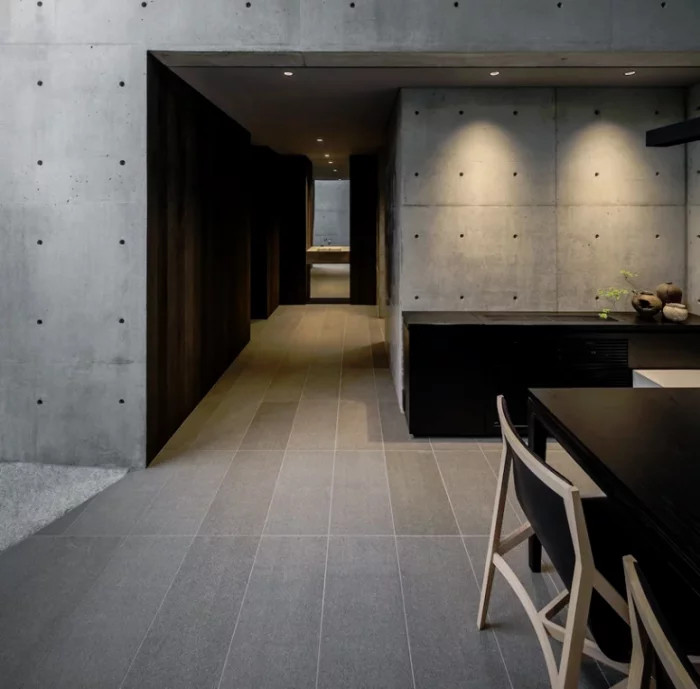Minimalistisches Haus aus Stein und Beton in Japan Minimalismus pur im Inneren gut durchdachte Beleuchtung akzentuiert bestimmte Flächen