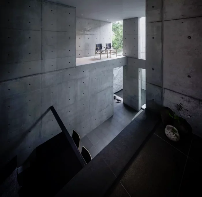 Minimalistisches Haus aus Stein und Beton in Japan Minimalismus pur im Inneren weiter Raum Betonwelt Tageslicht Pflanzengrün als Akzent