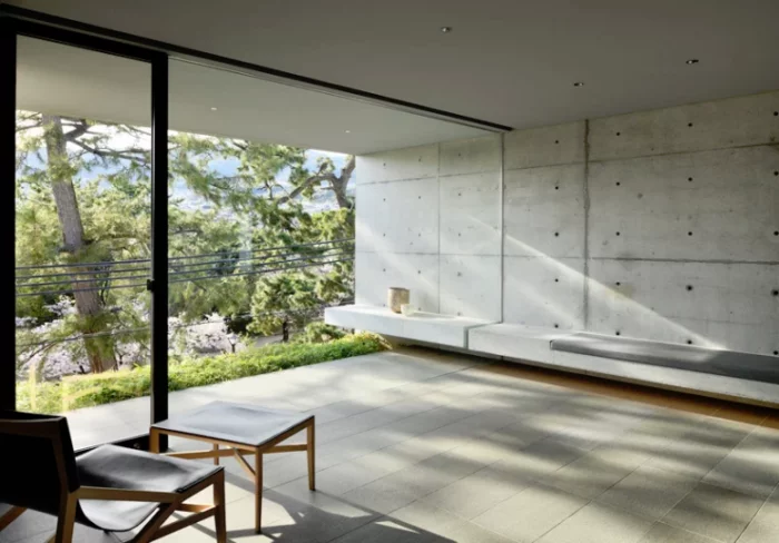 Minimalistisches Haus aus Stein und Beton in Japan im Erdgeschoss nahtlose Verbindung zwischen drinnen und draußen