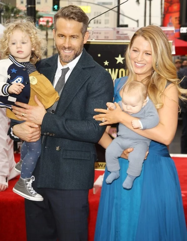 Blake Lively und Ryan Reynolds 2016 auf dem Walk auf Fame mit ihren zwei Töchtern
