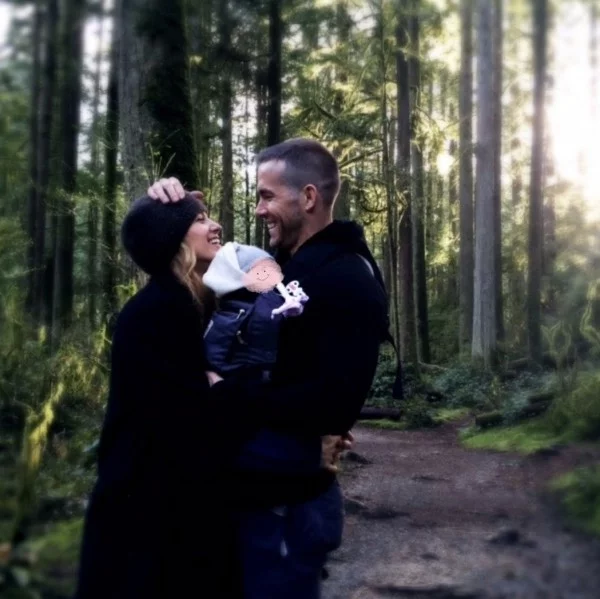 Blake Lively und Ryan Reynolds erstes Foto Baby Nummer drei beim Waldspaziergang in Kanada
