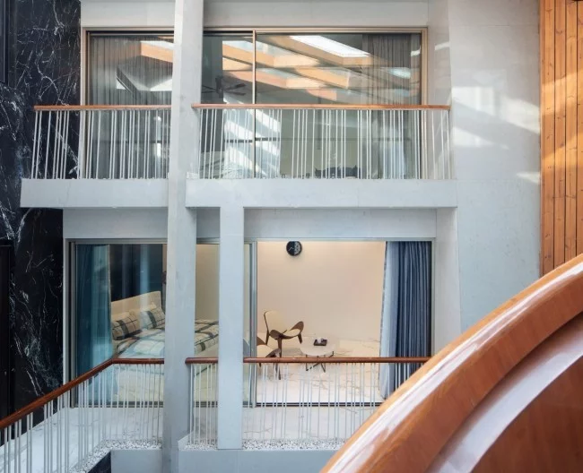 Einzigartiges Hausdesign Cleft House Indien Neu-Delhi Schlafzimmer verglaste Balkone gehen zum Innenhof