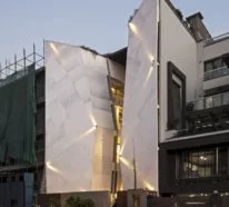 Einzigartiges Hausdesign – das Wohngebäude ist durch ein Atrium gespaltet