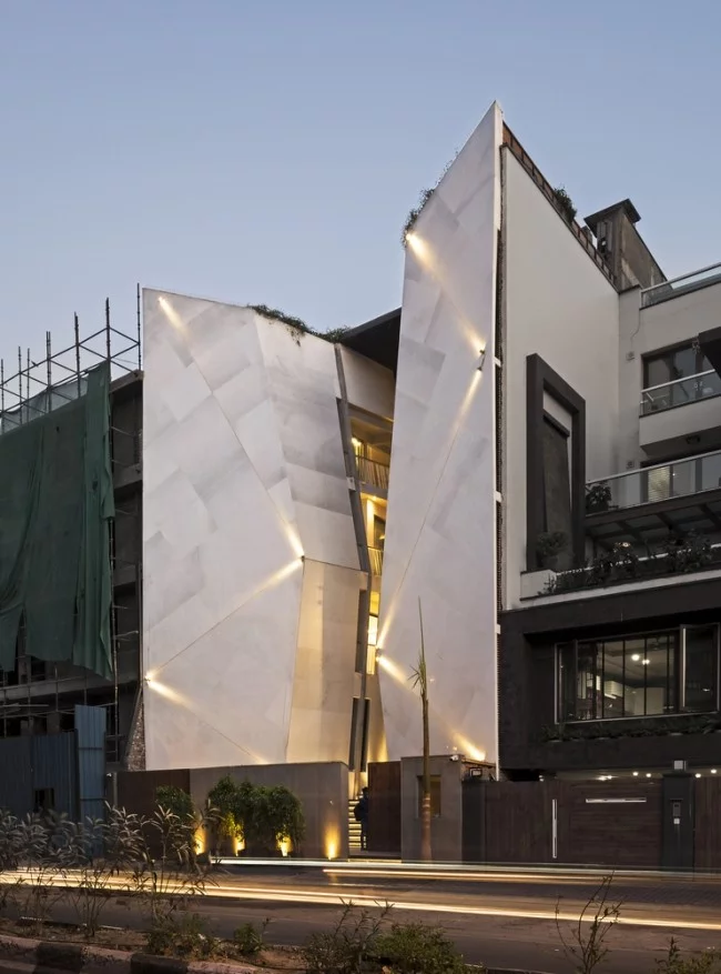 Einzigartiges Hausdesign Cleft House Indien Neu-Delhi die gespaltete Hausfassade keine Fenster zur Straße