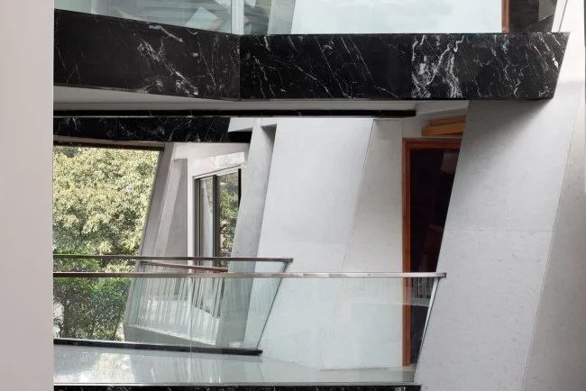 Einzigartiges Hausdesign Cleft House Indien Neu-Delhi verglaste Balkone gehen zum Innenhof