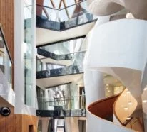 Einzigartiges Hausdesign – das Wohngebäude ist durch ein Atrium gespaltet