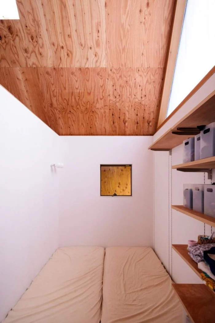 Minimalistisches Haus in Japan Schlafzimmer ultra-minimalistisch Regale Matratzen auf dem Boden