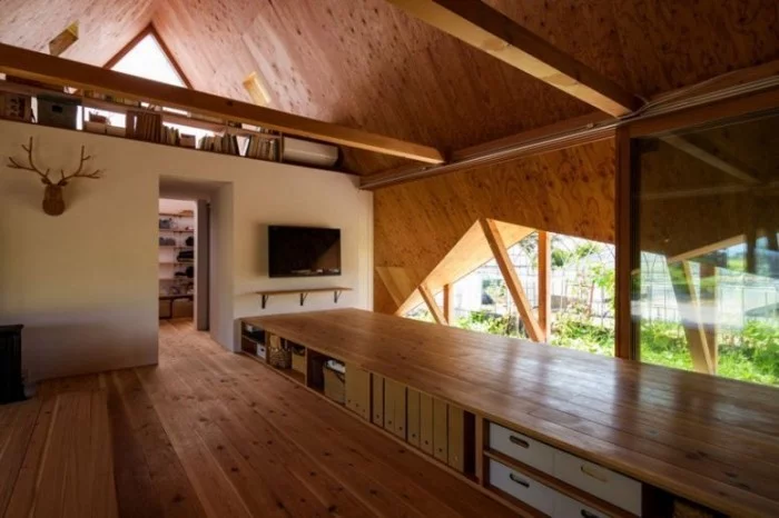Minimalistisches Haus in Japan Wohnraum superlanger Tisch viel Stauraum multifunktionale Fläche zum Essen Lernen Arbeiten