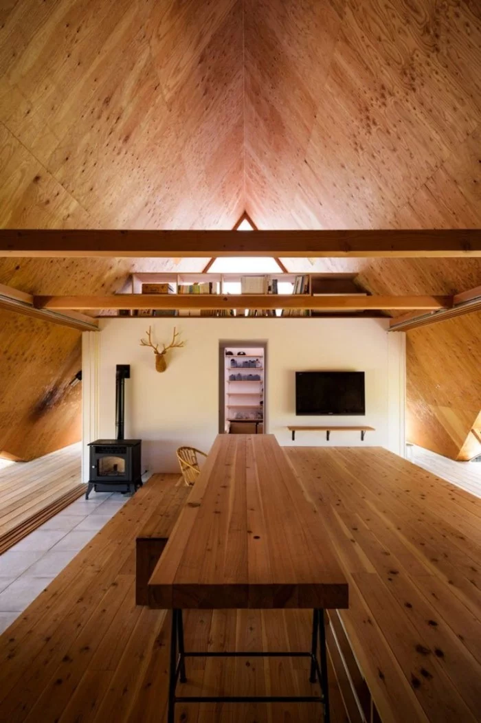 Minimalistisches Haus in Japan in Form eines Zeltes zwei Ebene im Wohnraum getrennt von Bücherregal viel Holz
