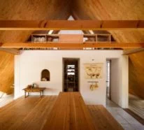 Minimalistisches Haus in Japan sieht wie ein Zelt aus Holz aus