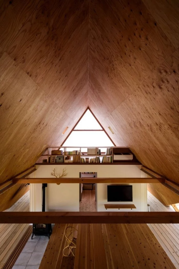 Minimalistisches Haus in Japan zwei Ebenen im Haus durch ein großes Holzregal getrennt