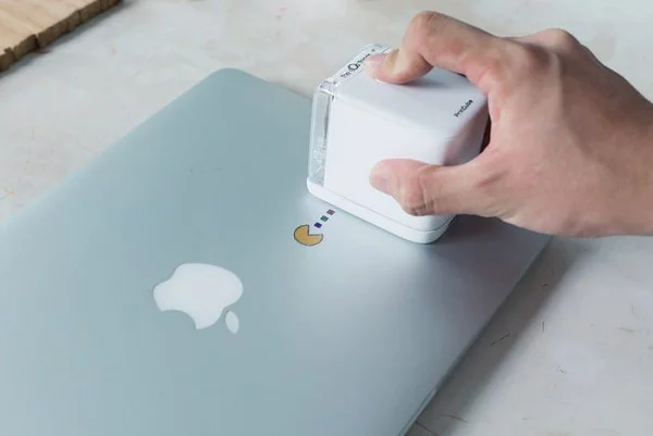 PrinCube ist ein winziger Handdrucker, der auf jeder Oberfläche drucken kann drucken auf metall laptop apple