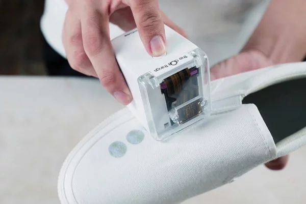 PrinCube ist ein winziger Handdrucker, der auf jeder Oberfläche drucken kann drucken auf schuhe stoff