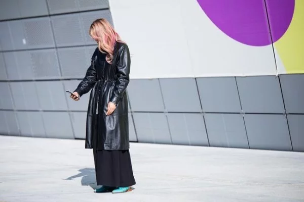 Street fashion Lederjacke Trends Damen eine Kustinstallation