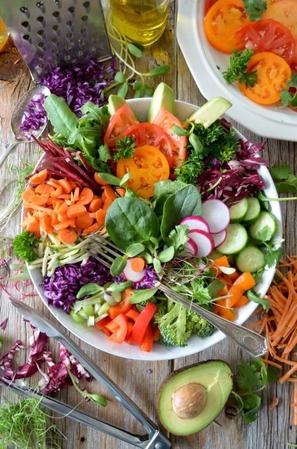 Wie ernähre ich mich gesund So gelingt Ihnen die richtige Ernährung! bunter salat mit viel gemüse