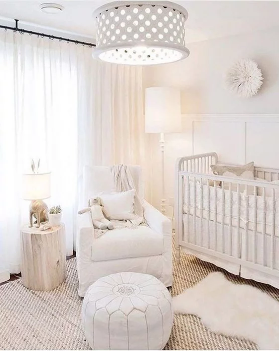 Babyzimmer in Weiß Babybett mit Gitterschutz Sessel Hocker