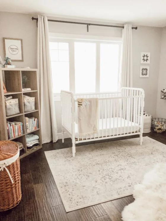Babyzimmer in Weiß Regal Babysachen stapeln einfaches aber ansprechendes Raumdesign