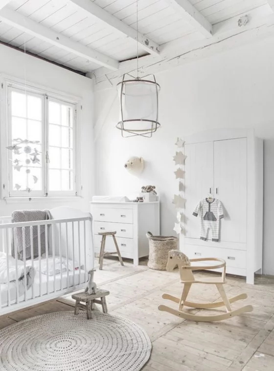 Babyzimmer in Weiß einrichten die richtigen Möbel zusammenstellen Bett Schrank Wickelkommode Hocker Spiel