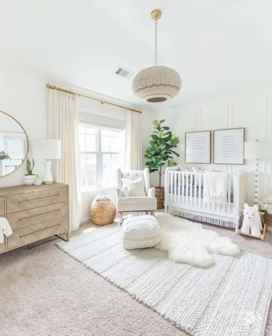 Babyzimmer in Weiß grüne Zimmerpflanze in der Ecke weiche Texturen neutrale Farben