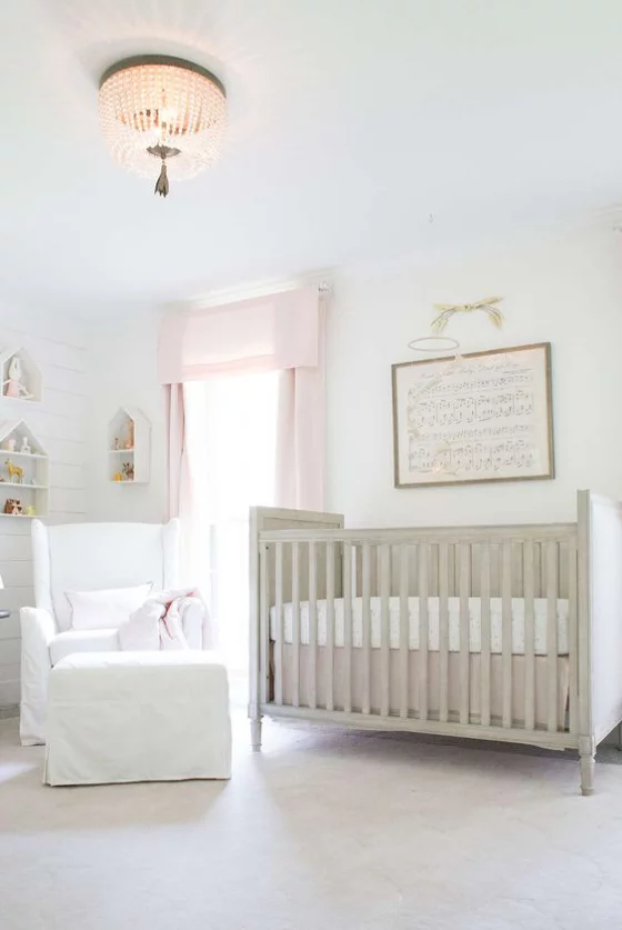 Babyzimmer in Weiß luftiges sonniges Ambiente Wanddeko
