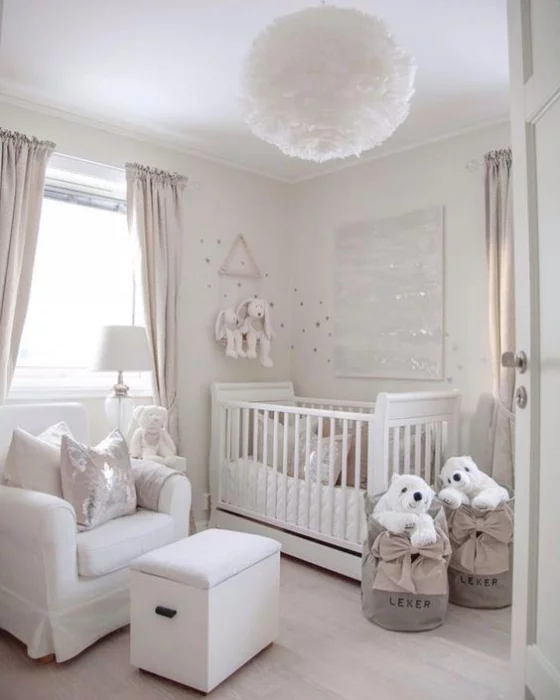 Babyzimmer in Weiß schönes Ambiente Plüschtiere zum Spielen weiche Texturen sehr ansprechend